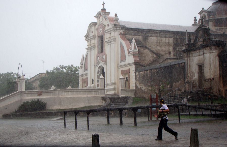 "Bajo la lluvia" de Cecilia Serrano