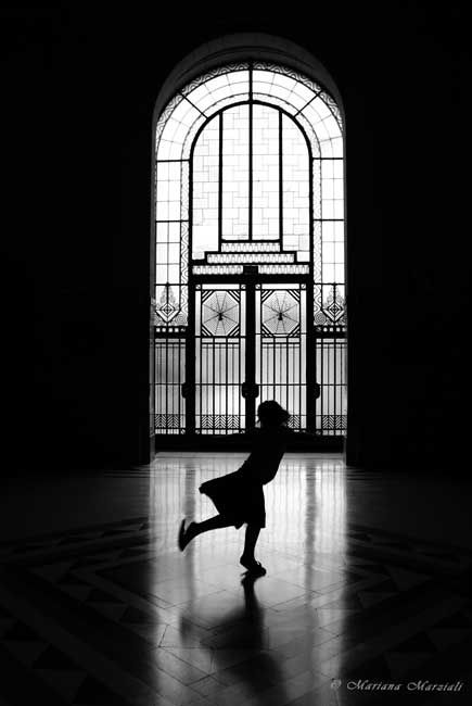 "Bailando en el museo" de Mariana Marziali
