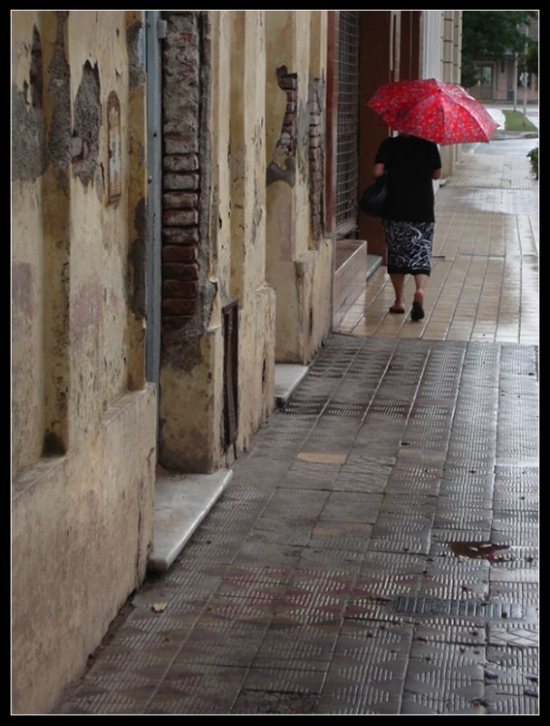 "Con el paraguas rojo" de Eli - Elisabet Ferrari