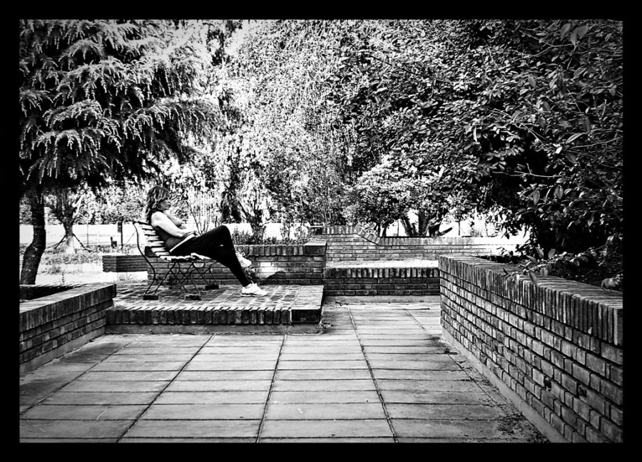 "Sola en el Parque" de Alberto Elizalde