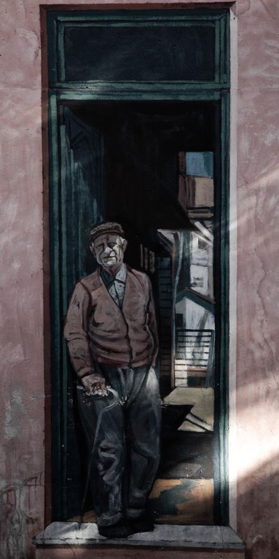 "El abuelo en la puerta" de Nora Lilian Iturbide ( Noral )