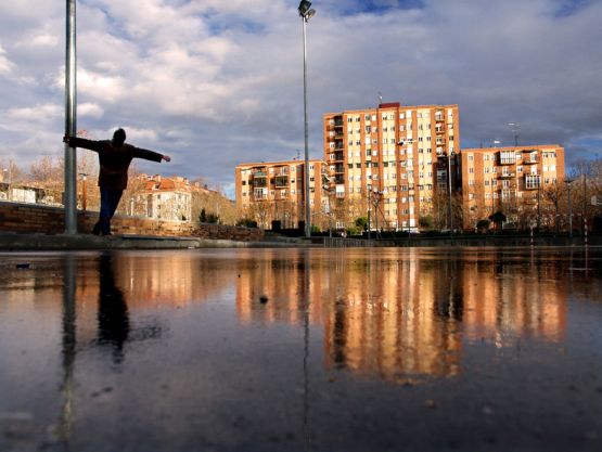 "Cantanda bajo la lluvia" de Jose Moreno Castillo