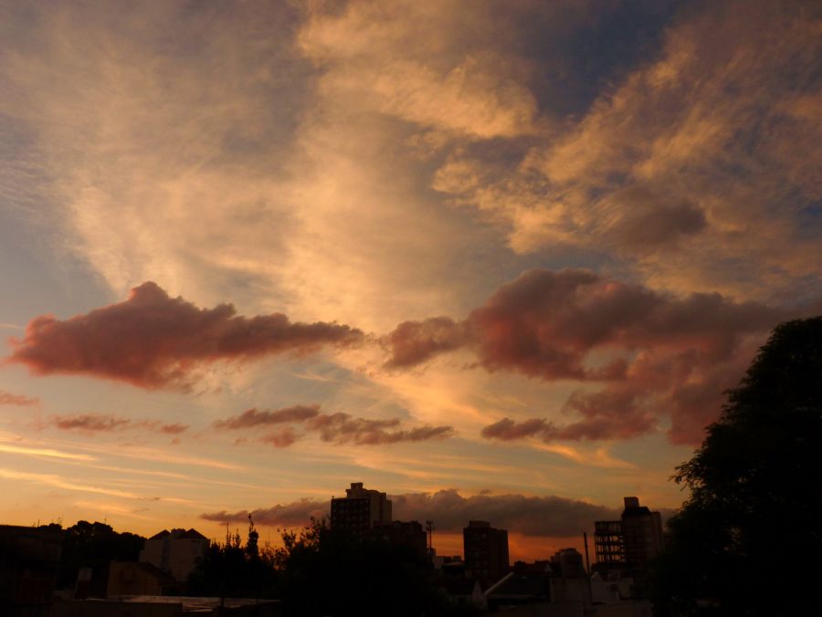 "atardecer de una ciudad" de Noemi Gomez