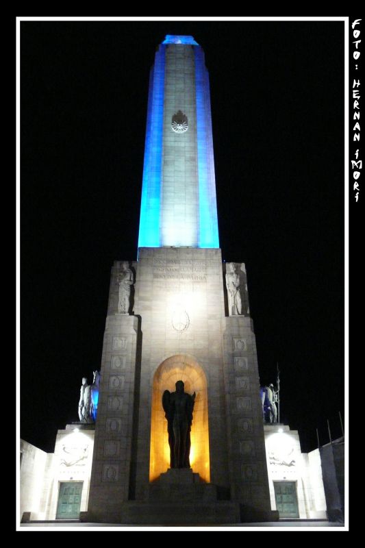 "Monumento a la Bandera" de Hernan Imori