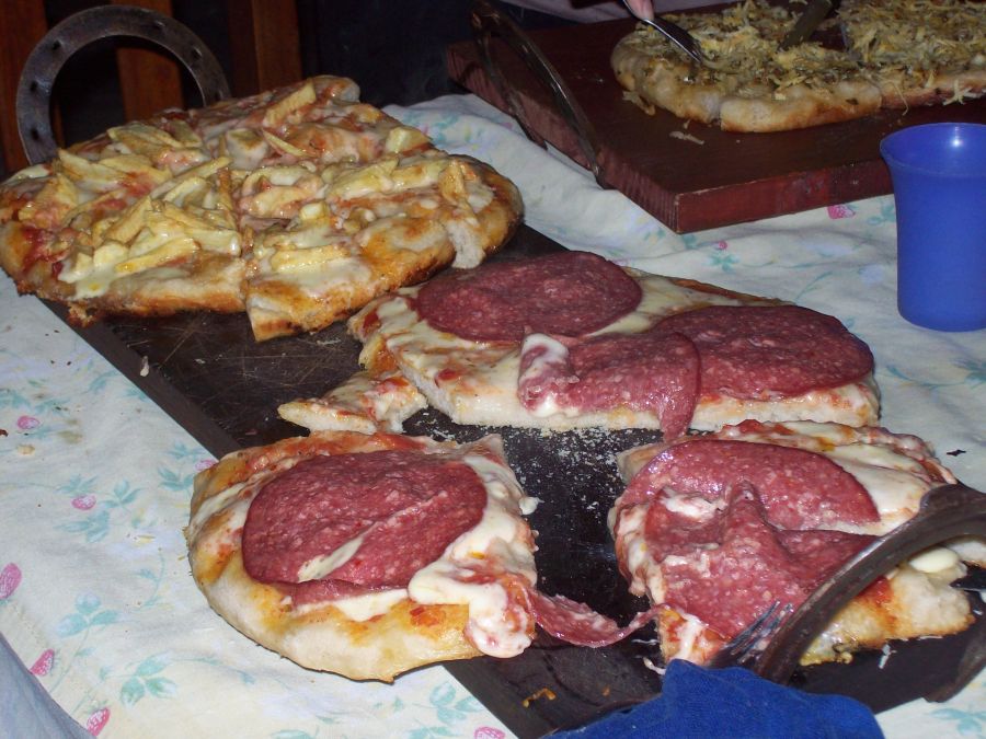 "disfrutando de pizzas caseras" de Viviana Cerbino