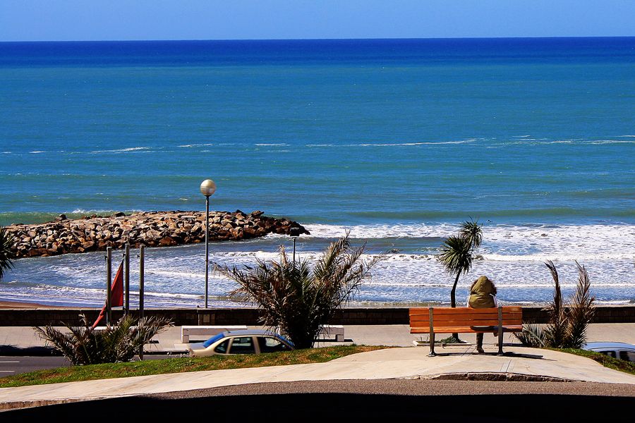 "Sentado frente al mar" de Stella Maris Kippke