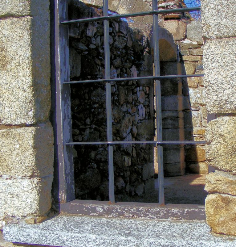 "ventana de la plaza de armas de Artigas" de Rosie Kolacek