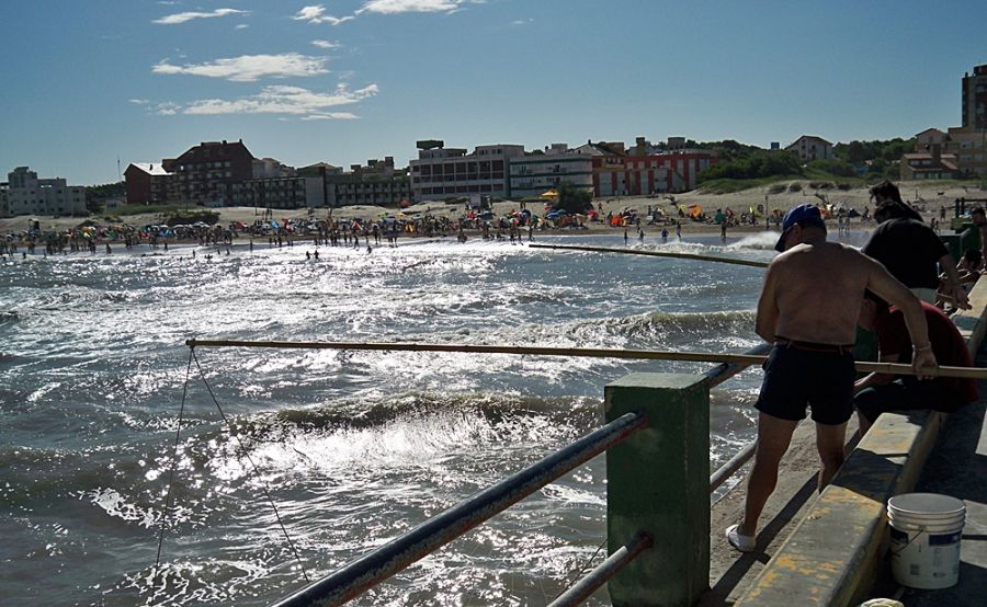 "Pescando en el muelle" de Ral Riba