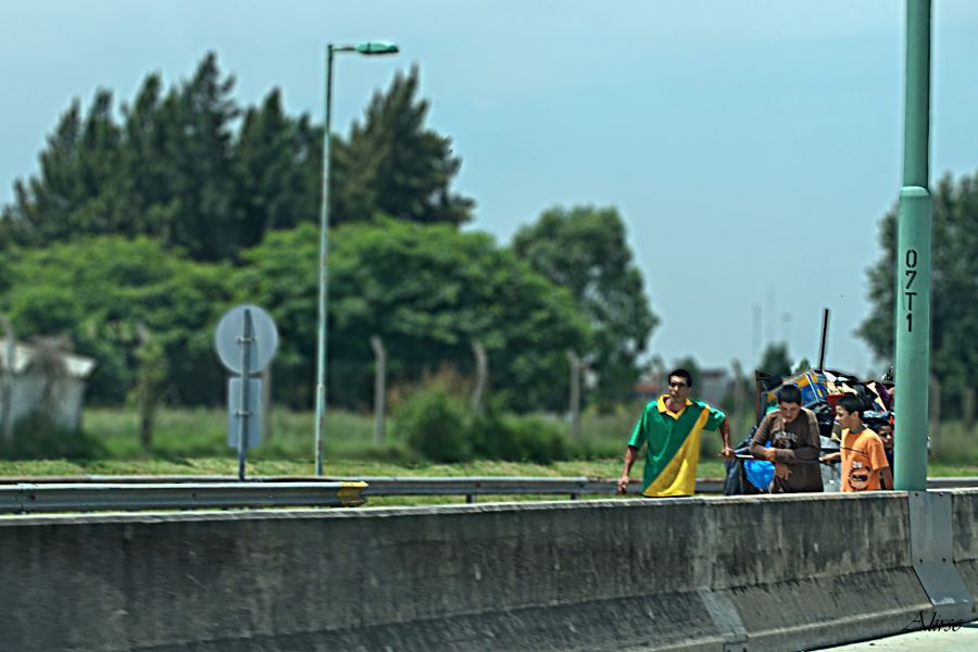 "Transentes circulando por la autopista" de Solis Alba Iris