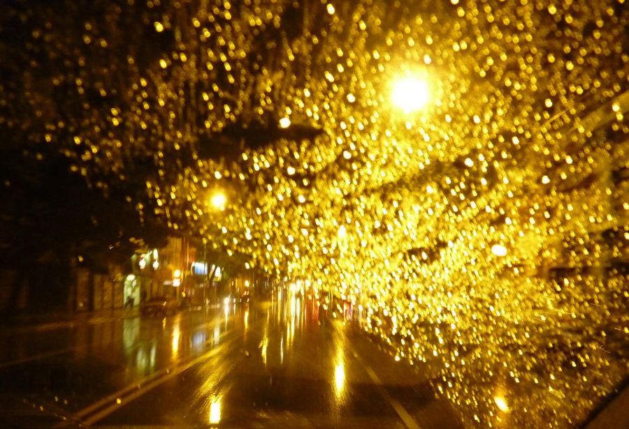 "lluvia sobre la avenida" de Noemi Gomez