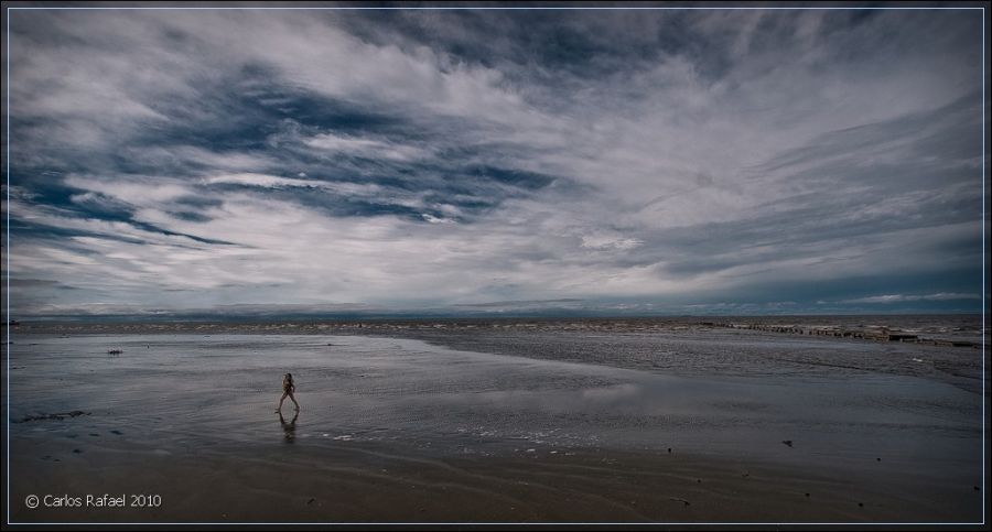 "Caminando lentamente por la playa" de Carlos Rafael