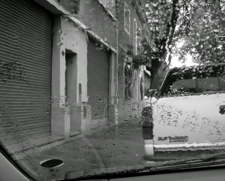 "Llueve  en Barrio Gemes, Crdoba" de Jorge Berterretch