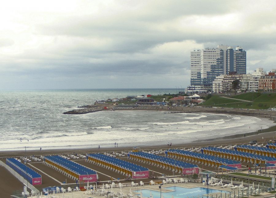 "dia nublado en un  balneario" de Rosie Kolacek