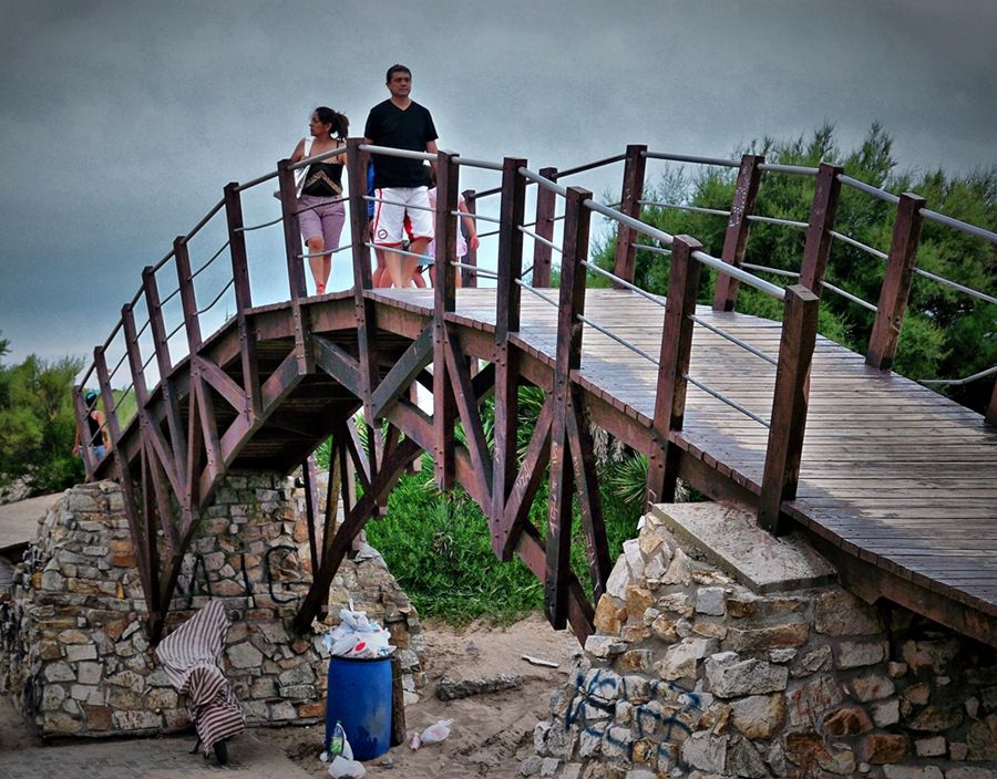 "por debajo del puente" de Ral Riba