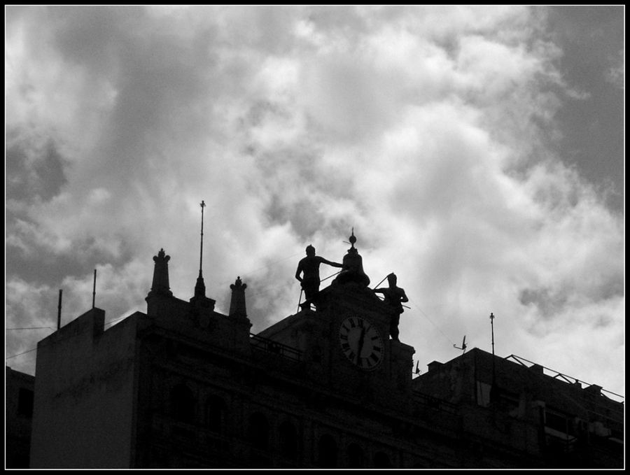 "cielo, reloj y campanas" de Maria Cristina Silva