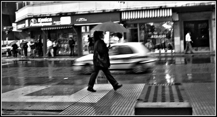 "caminando bajo la lluvia" de Ral Riba