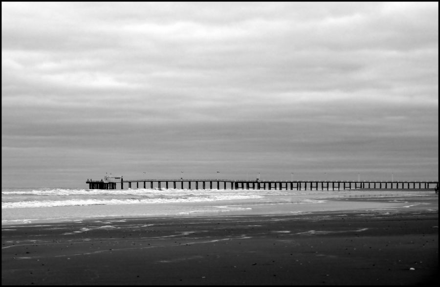 "la playa y el muelle" de Noemi Gomez