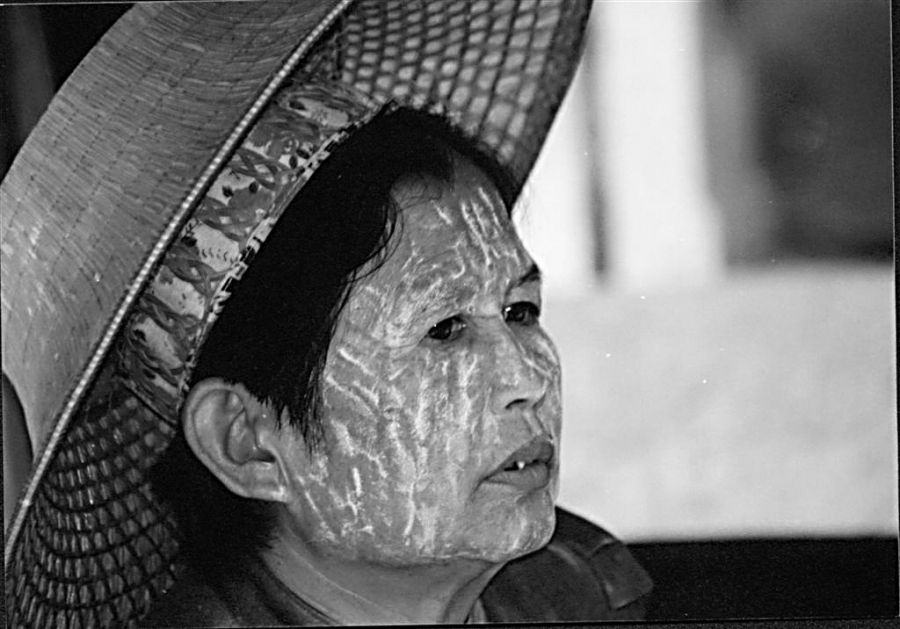 "Mujer thai" de Mario Abad