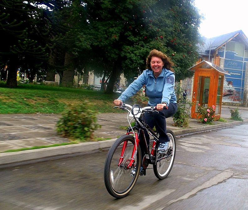 "Bicicleteando en San Martin de los Andes" de Maria Cristina Silva