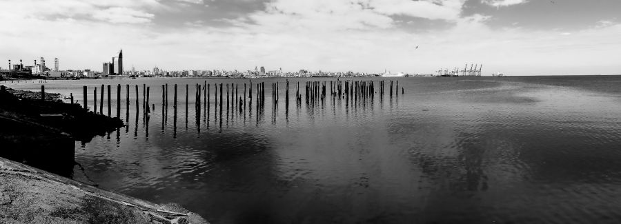 "Ciudad, viejo muelle y baha" de Arturo Rey