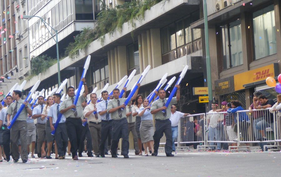 "desfile con armas inteligentes" de Rosie Kolacek