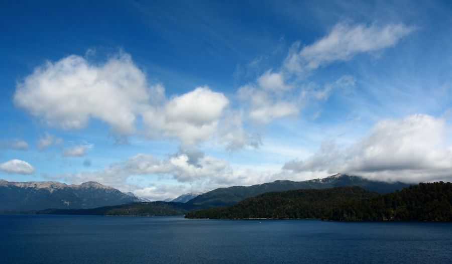 "Cielos del Huapi" de Daniel Gustavo Bravo