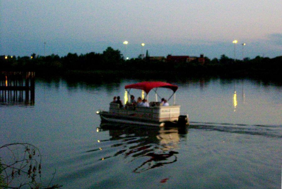 "paseando al atardecer por el lago" de Beatriz Di Marzio