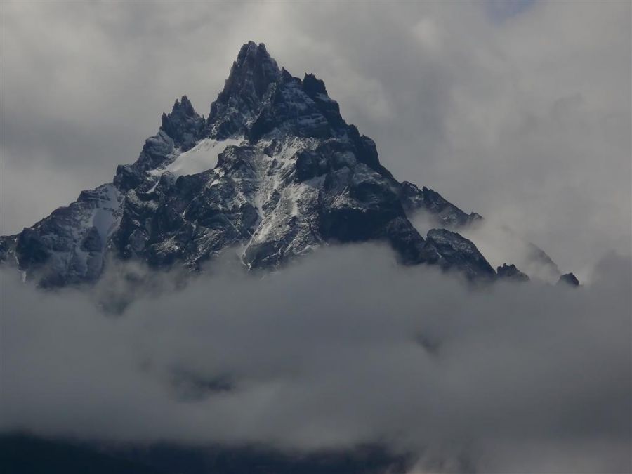 "Monte Olivia entre nubes" de Mario Abad