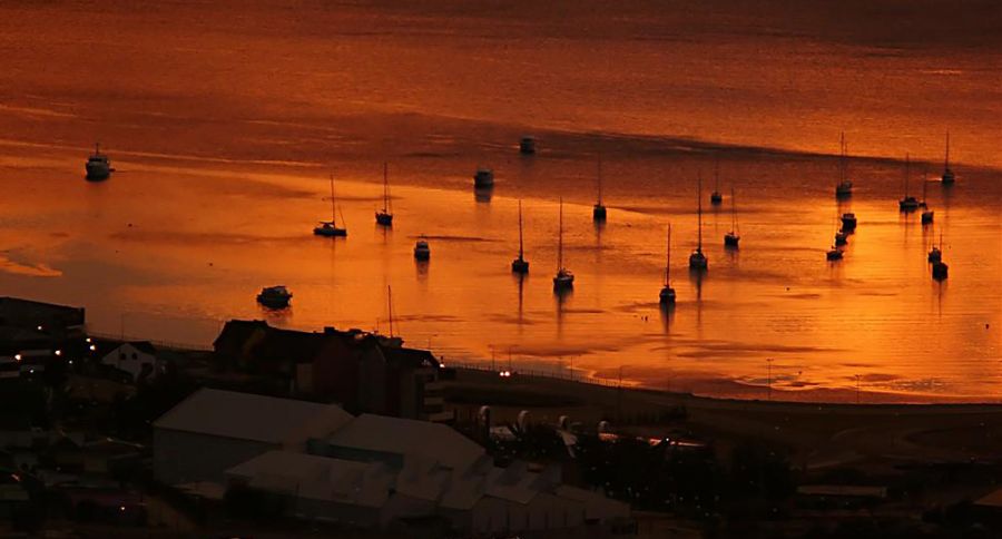 "Sobre un mar naranja..." de Mario Abad