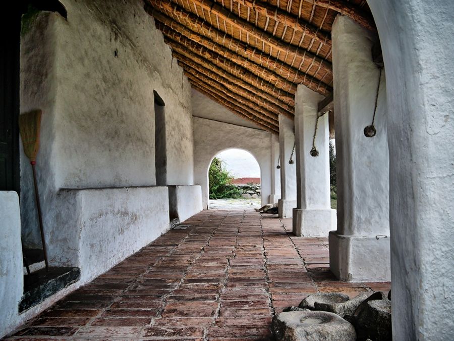 "la escoba en la puerta" de Ral Riba