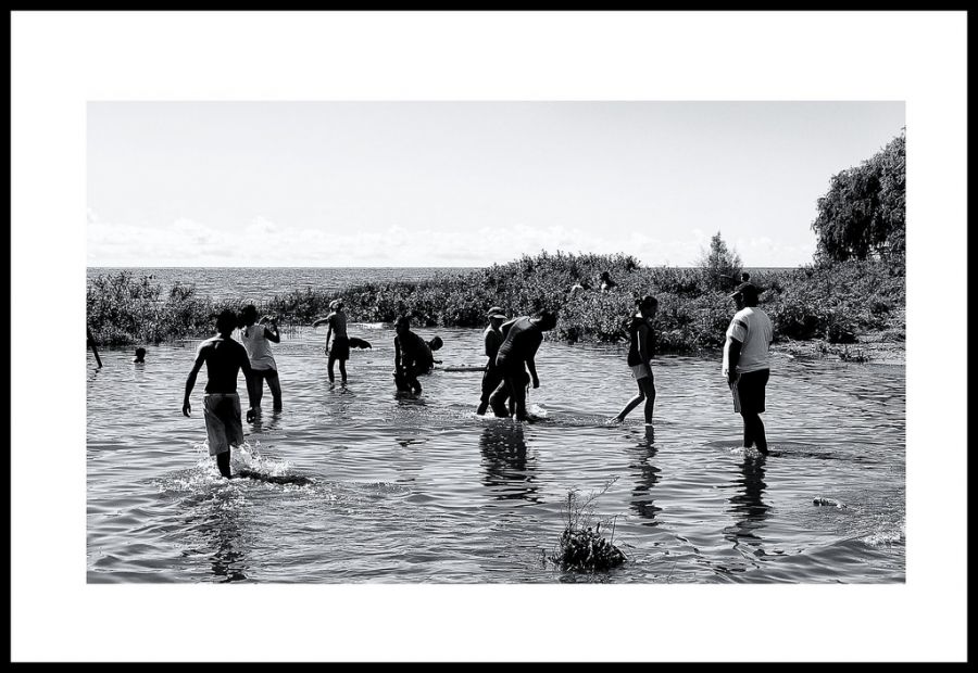 "Jugando en el rio" de Gregorio Donikian