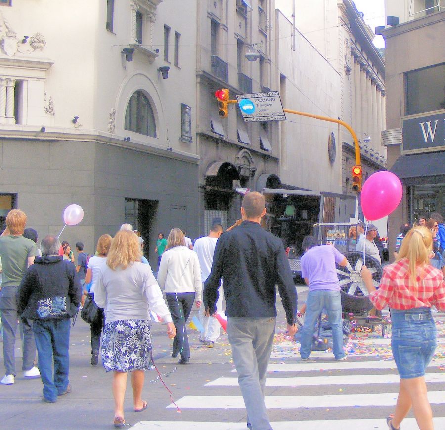 "porteos cruzando avenida Corrientes" de Rosie Kolacek