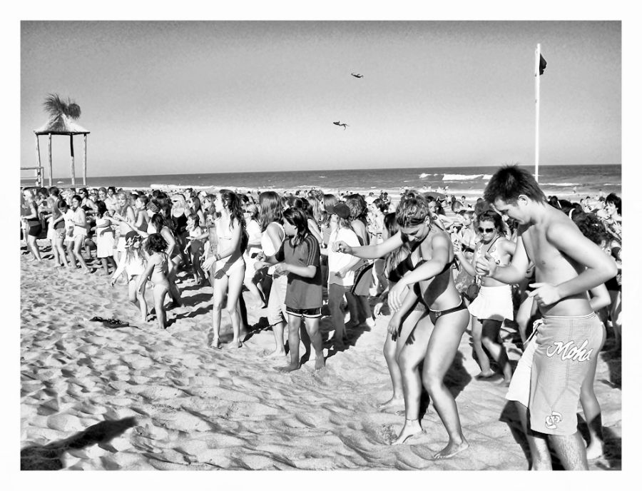 "bailando en la playa" de Ral Riba