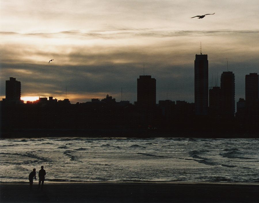 "`Atardecer en la ciudad`" de Hugo A. Hazaki