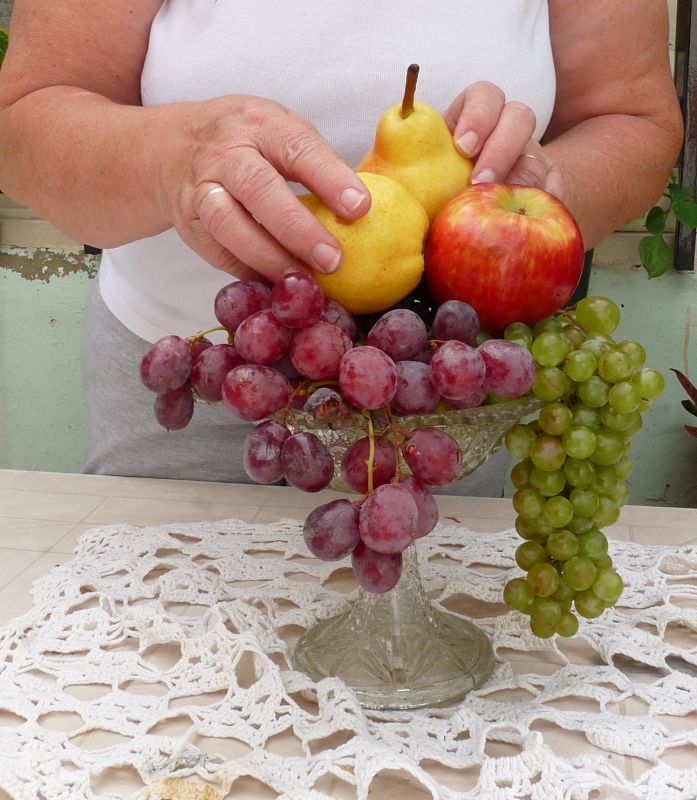 "autoretrato con frutas" de Maria Susana Polizzi