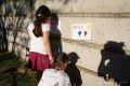 Las tres dibujamos, ellas con tmpera, yo con luz