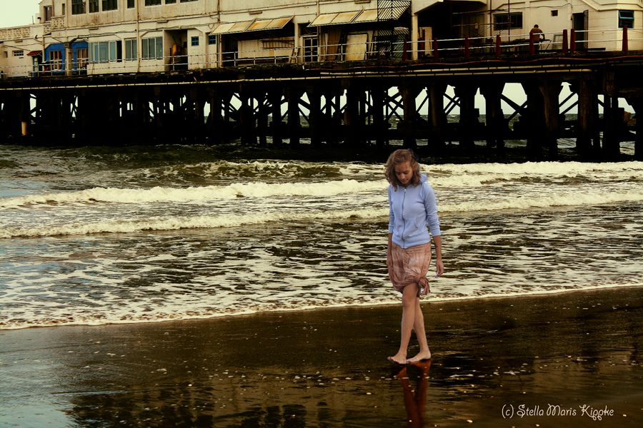 "caminar por la playa" de Stella Maris Kippke