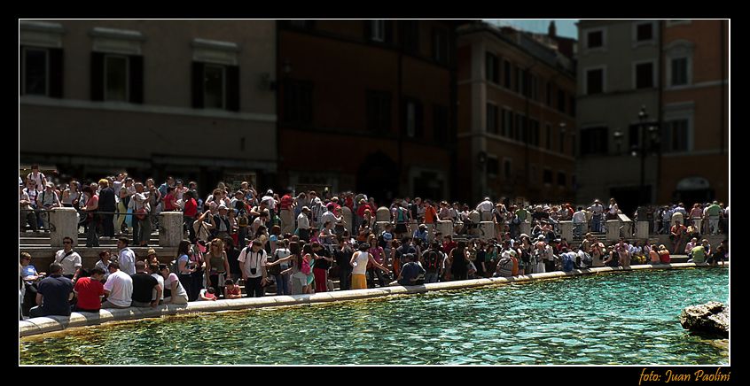 "TURISTAS- Fontana de Trevi-Roma" de Juan Antonio Paolini