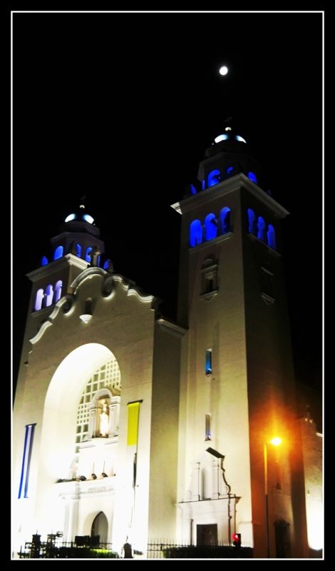 "La iglesia y la luna" de Ral Riba