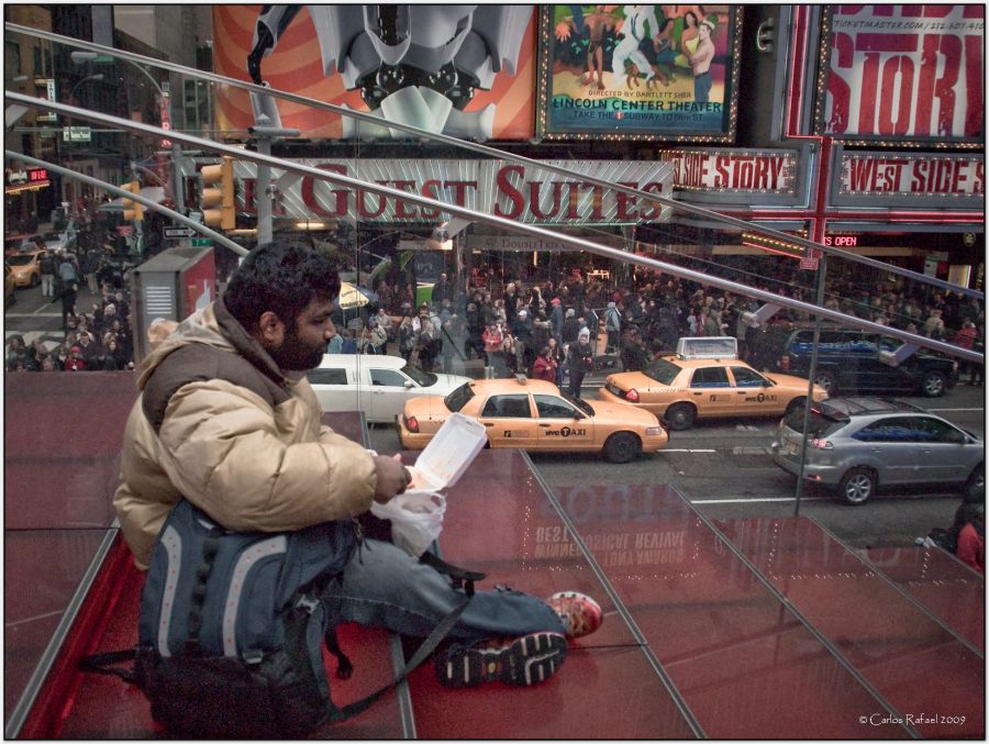 "Cenando en Times Square" de Carlos Rafael