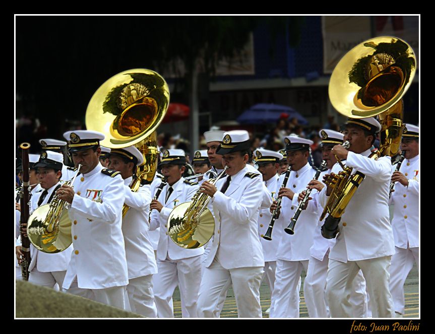 "CON DOS TUBAS GRANDOTAS" de Juan Antonio Paolini