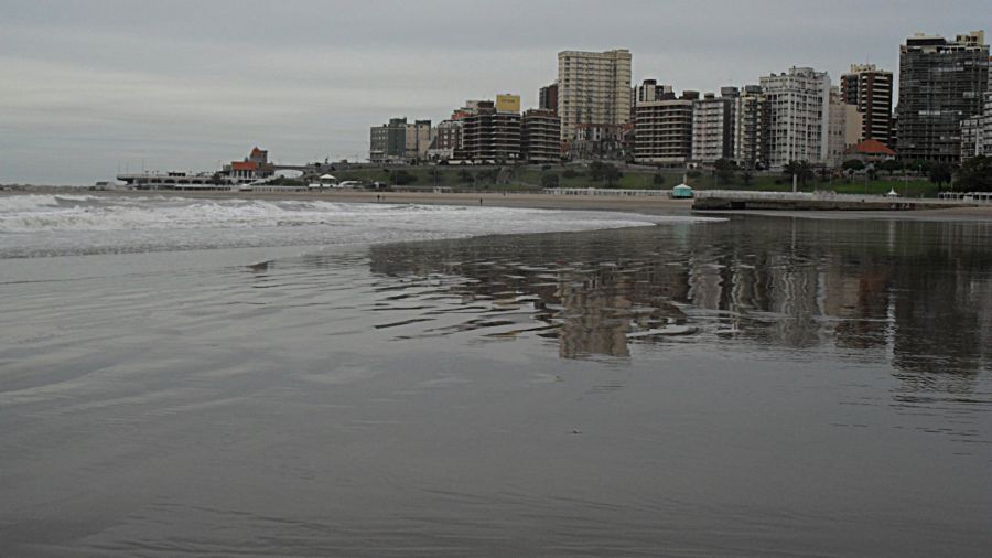 "La playa de espejos.." de Jorge Hoffmann