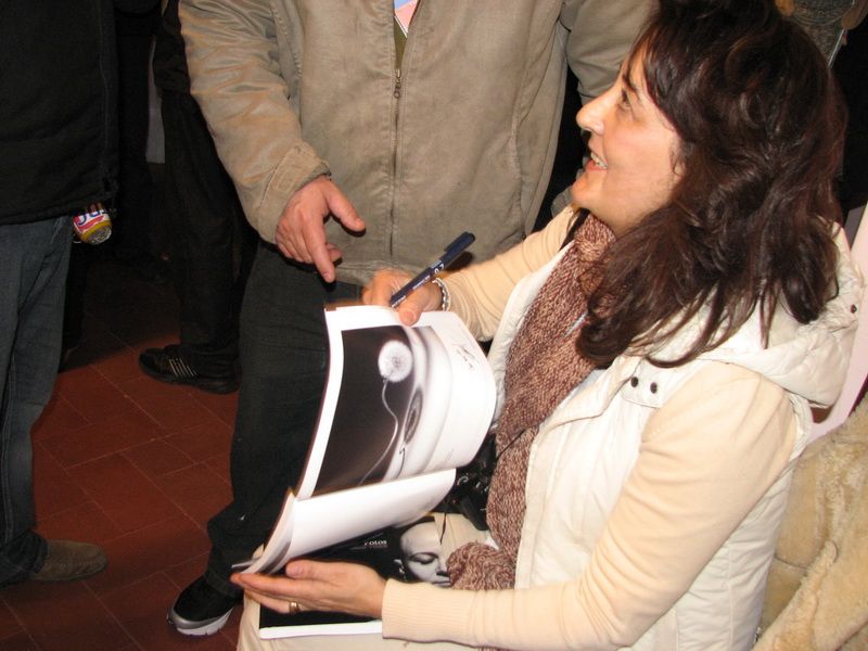 "Cecilia Serrano, firmando autgrafos" de Susana Galindez