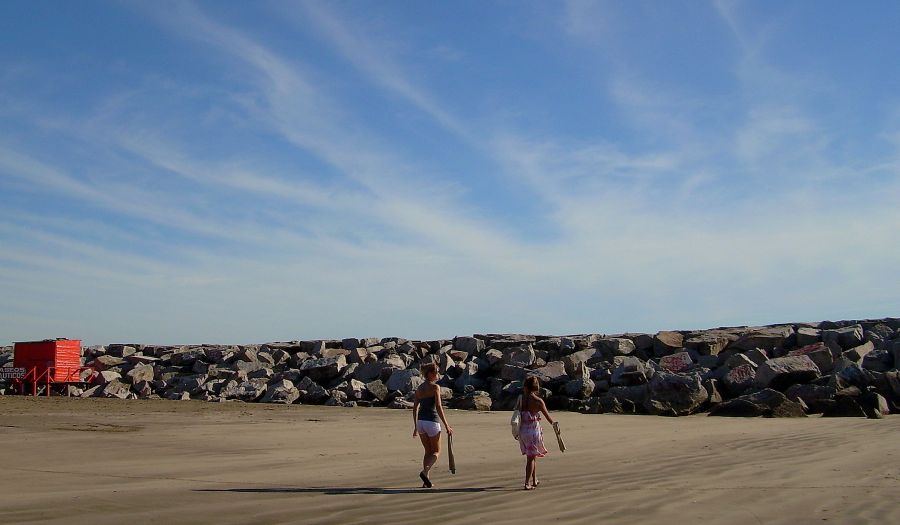 "Mujeres caminando en la arena." de Cristian de Los Rios