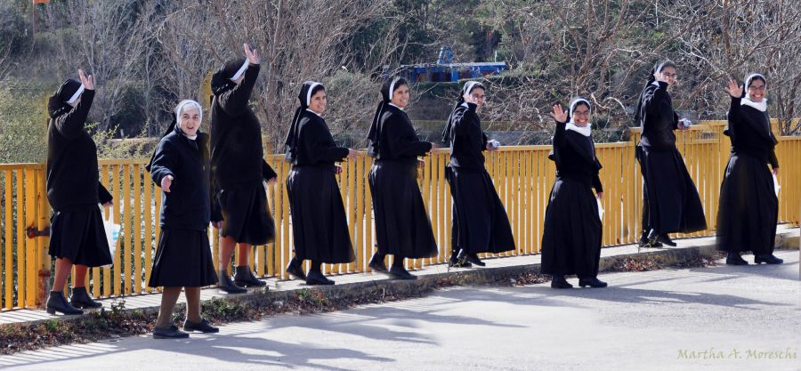 "Yo fotografi ms monjitas que cualquiera!" de Martha A. Moreschi