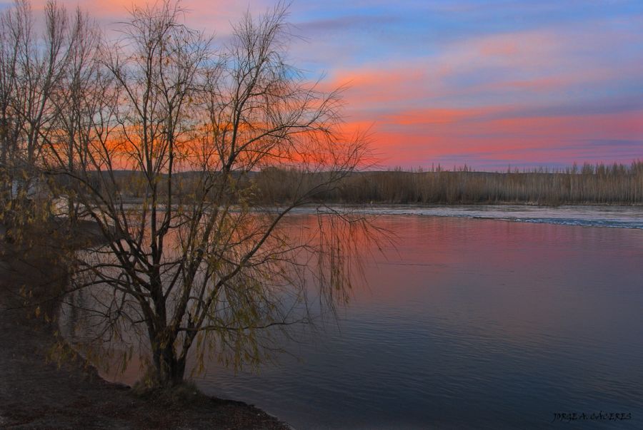 "`cielo` con color a cuervo" de Jorge A. Cceres