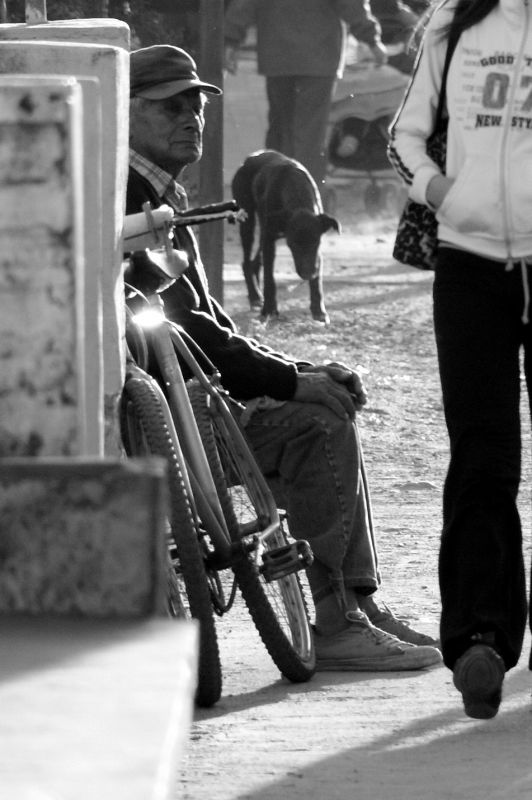 "Mirando la gente pasar" de Cecilia Serrano