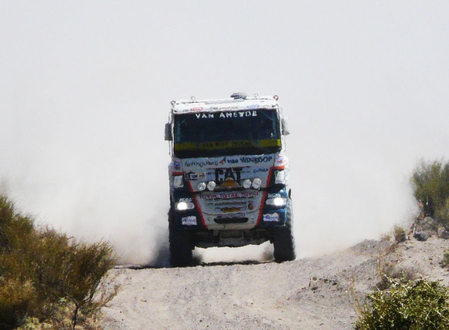 "dakar. velocidad imponencia y polvillo detras" de Dante Escudero