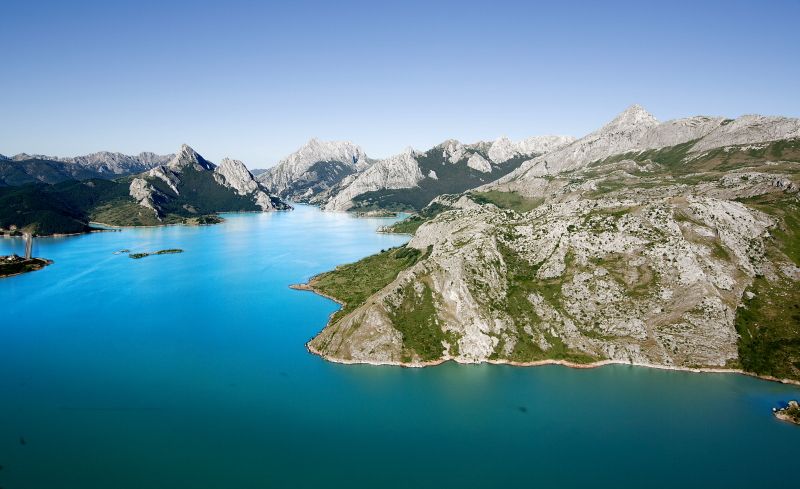 "embalse de Riao desde un helicptero" de Luis Dez