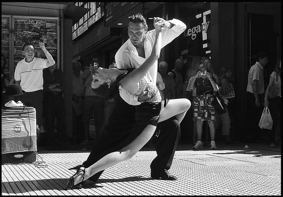 "Street tango dancers" de Gustavo Osmar Santos